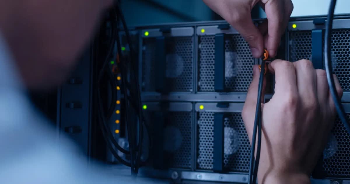 Tehnician conectare cabluri server